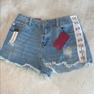 NEW w/ TAGS trendy side clasp Jean shorts!